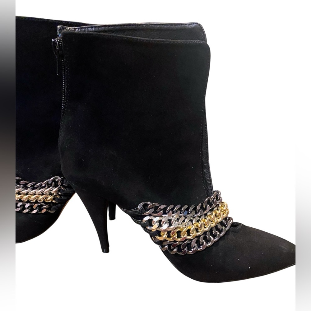 Privileged/Lemon Drop~Elegant Black Chain-Embellished Ankle Boots
New
Size 10
